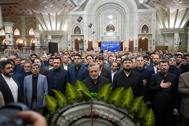 تجدید میثاق کارکنان و مدیران وزارت کار و رفاه اجتماعی با آرمان های امام راحل در حرم مطهر