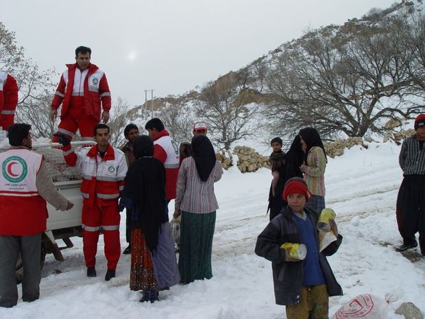 امدادرسانی به ساکنان در محاصره برف باغملک