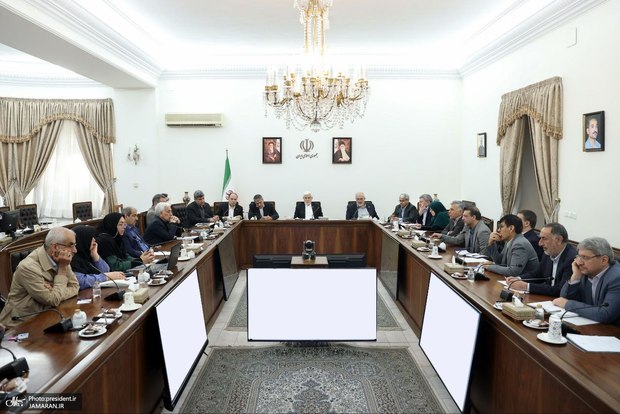 عارف: مدیران به آب به عنوان یک مسئله استانی، منطقه‌ای و بخشی نگاه نکنند/ مسئله آب را با مشارکت مردم ساماندهی می‌کنیم/ به بازنگری جدی برای اصلاح الگوی کشت نیاز داریم/ اقدامات ضربتی برای کاهش مصرف را از همین امروز شروع کنیم/ باید واقعیت‌ها را به مردم بگوییم