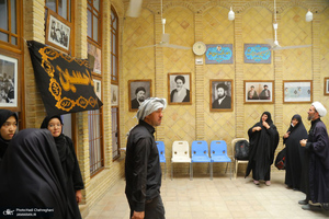 حضور زائران در بیت تاریخی حضرت امام در نجف در روزهای منتهی به اربعین