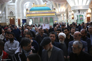 اقامه نمازسید حسن خمینی  بر پیکر شهید حیدری در حرم مطهر امام خمینی (س)