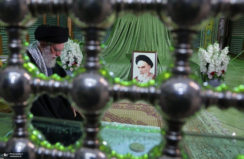 حضور رهبر معظم انقلاب در حرم مطهر امام خمینی(ره)