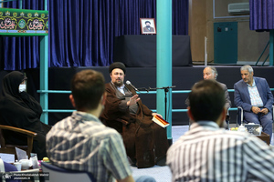 نشست صمیمانه دست اندر کاران و عوامل فیلم مستند «احمد» با سید حسن خمینی