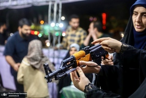 آموزش و استفاده سلاح هاى جنگی به مردم در میادین تهران