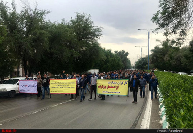 حضور فرمانده انتظامی اهواز در تجمع کارگران معترض گروه ملی  دعوت کارگران به جلسه روز دوشنبه در محل کارخانه