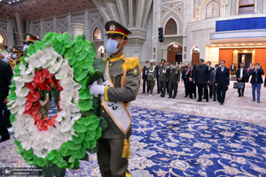 ادای احترام رئیس جمهور ونزوئلا به مقام شامخ حضرت امام خمینی (س)