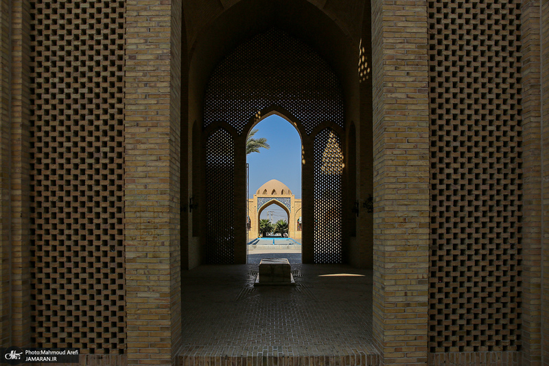 حضور سید محمد خاتمی بر مزار آیت الله سید روح الله خاتمی (ره)