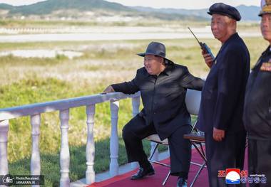 رهبر کره شمالی بر آزمایش پهپادها نظارت کرد + عکس ها