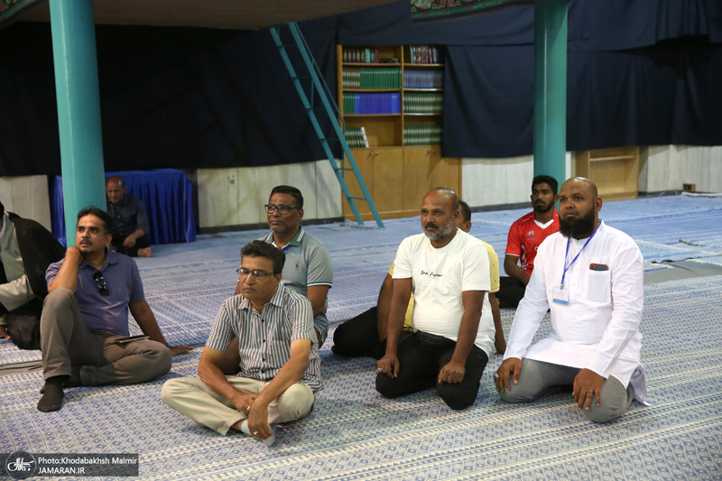 بازدید جمعی از وکلا و مسئولین دادگستری کشور سریلانکا از بیت امام خمینی (س) در جماران