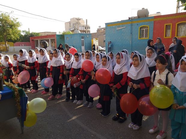 زنگ شکوفه ها در لرستان نواخته شد