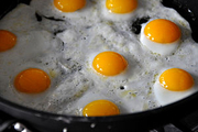  تخم مرغ را با فلفل سیاه بخورید

