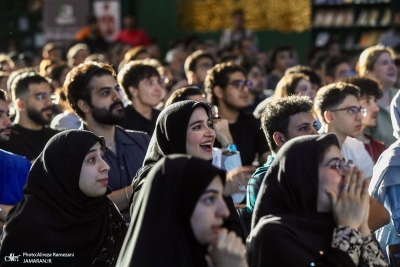 تماشای مسابقه فوتبال ایران و زلاندنو در باغ کتاب
