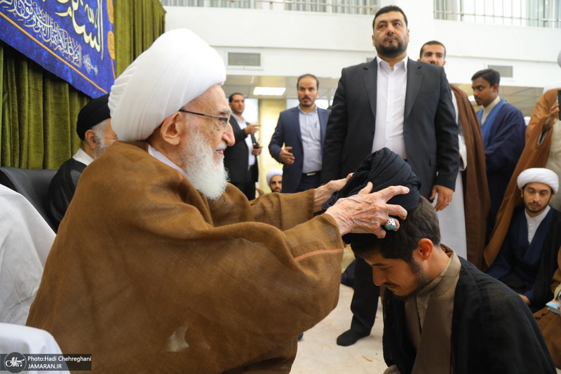 مراسم جشن عید غدیر و عمامه‌گذاری طلاب در بیت مراجع  تقلید و علما