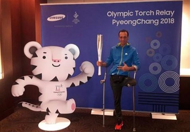 میرزاحسینی، مشعل المپیک زمستانی را حمل می‌کند
