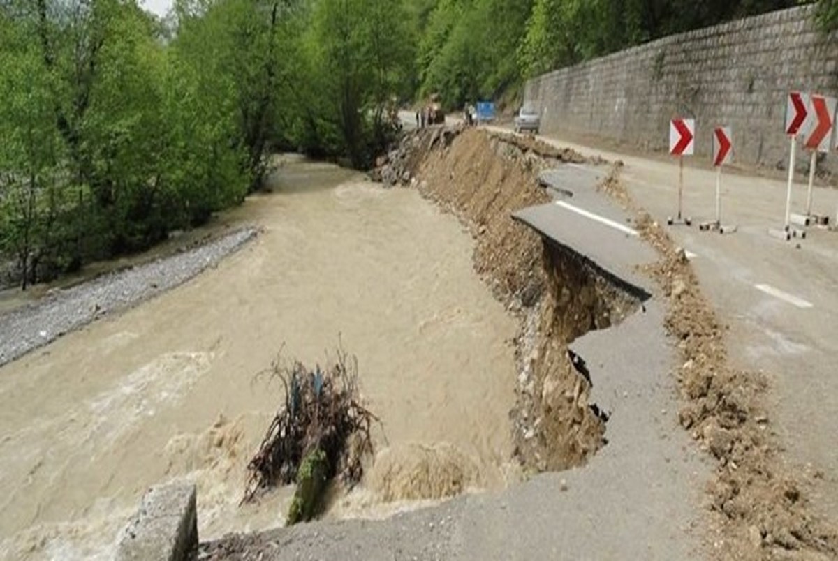 سیل در خوزستان، آمبولانس را هم برد 