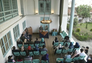 جایی که به گیلکی سخن گفتن خویش می‌بالی