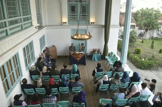 جایی که به گیلکی سخن گفتن خویش می‌بالی