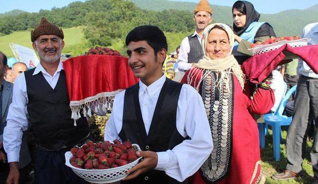 ششمین جشنواره توت فرنگی شفیع آباد رامیان برگزار شد