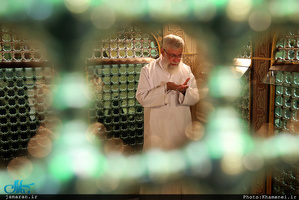 مراسم غبار روبی مضجع شریف حضرت امام رضا(ع) با حضور رهبر معظم انقلاب 