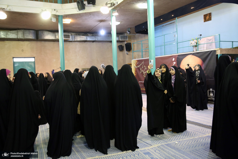 بازدید جمعی از دانش آموزان از بیت امام خمینی (س) در جماران 1