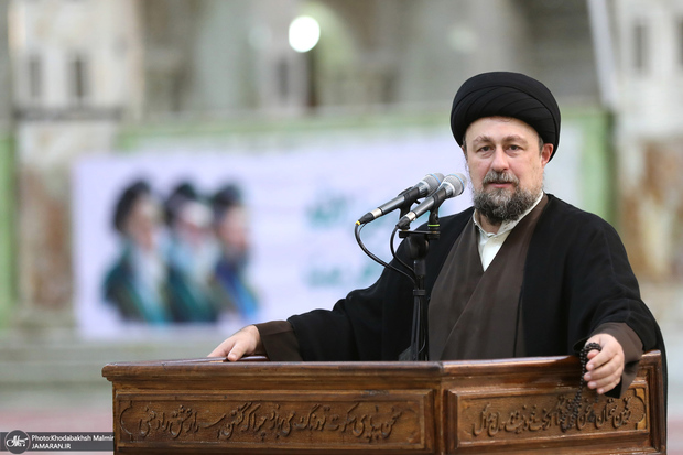  آیت‌الله سید حسن خمینی: شرط پیروزی ما در جنگ و صلح این است که با هم باشیم/ یک جنگ پر افتخار را پشت سر گذاشتیم/ گاهی ثمرات «مصالحه درست» از صدها جنگ بیشتر است/ همه باید پشت سرباز میدان دیپلماسی بایستیم/ شاید خیلی‌ها نخواهند امام برای آیندگان بماند