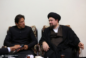 ادای احترام نخست وزیر پاکستان به مقام شامخ امام خمینی(س)