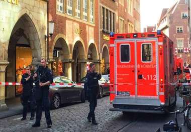  یک فرد با خودرو  مردم را در شهر مونستر آلمان زیر گرفت/4 نفر از جمله مهاجم کشته و 50 نفر زخمی شدند/ حادثه تروریستی است