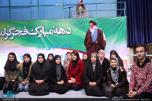 بازدید جمعی از دانشجویان زبان فارسی کشورهای خارجی از بیت امام در جماران 