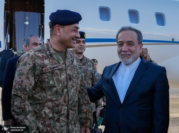 عراقچی با عاصم منیر گفت‌وگو کرد
