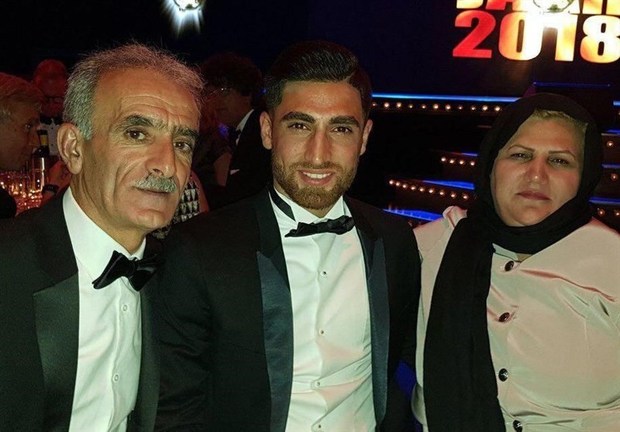 جایزه بهترین بازیکن لیگ هلند در حضور پدر و مادرش جهانبخش به علیرضا اهدا شد+ عکس
