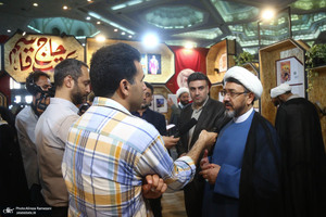 بازدید سرپرست موسسه تنظیم و نشر آثار حضرت امام خمینی(ره) از نمایشگاه کتاب