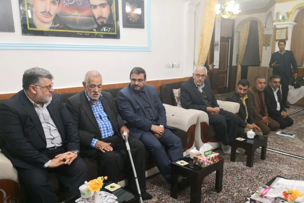 استاندار خراسان جنوبی با خانواده شهیدین شکوری دیدار کرد