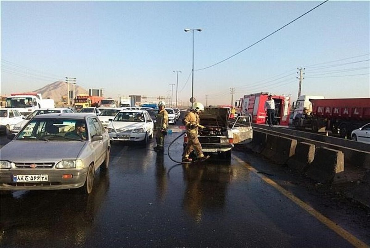 تصاویری از واژگونی و آتش‌سوزی خودرو در جاده خاوران