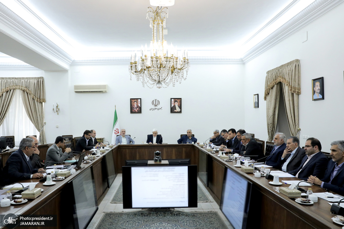 اولین جلسه شورای اقتصاد در سال ۱۴۰۴ به ریاست عارف/ بررسی عملکرد مصوبات و رفع چالش‌های اجرایی در خصوص توسعه میادین مشترک نفت و گاز جنوب و غرب کشور/ تصمیم‌گیری درخصوص میزان پیشرفت طرح افزایش ضربتی تولید نفت خام ۲۵۰ هزار بشکه در روز در دولت چهاردهم