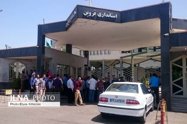 کارگران کنتورسازی مقابل استانداری قزوین تجمع کردند  یک کارگر: مدیر شرکت از داخل زندان عزل و نصب می‌کند