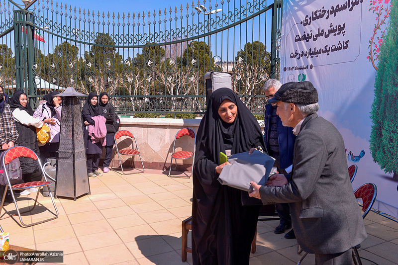 مراسم درختکاری در جوار حرم مطهر امام خمینی (س)