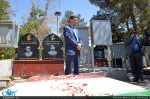 تجدید میثاق رئیس و جمعی از مدیران کمیته امداد امام خمینی(س) با آرمان های امام و شهدا 