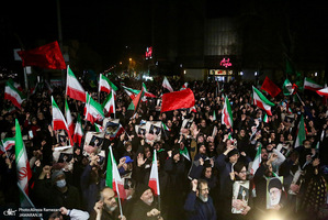 تجمع بزرگ مردمى نه به آتش بس در محله پيروزى تهران
