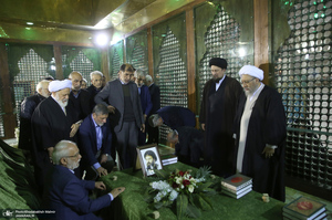 تجدید میثاق رئیس و جمعی از اعضای مجمع تشخیص مصلحت نظام با آرمان‌های امام خمینی (س)-2