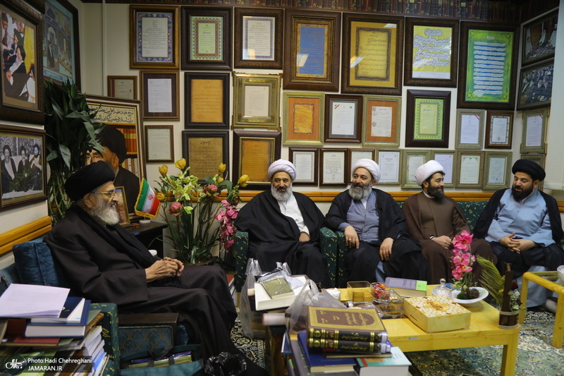 مراسم اهدای نسخه‌های خطی کتابخانه مرحوم آیت الله شاه آبادی به کتابخانه مرحوم آیت الله العظمی مرعشی نجفی