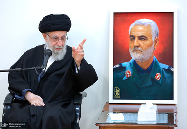 رهبر معظم انقلاب: کار بزرگ شهید سلیمانی حفظ، رشد دادن، مجهز کردن و احیاء جبهه مقاومت بود/ در مسائل پیچیده سیاسی ورود و فعالیتهای خوبی می‌کرد اما انسان بی خدعه و صادقی بود/ نباید بگونه‌ای سخن گفت و عمل کرد که خصوصیات سردار ماورایی و دست نیافتنی تصور شود
