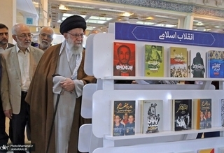روایتی از بازدید سه ساعته‌ی رهبر معظم انقلاب از سی و پنجمین نمایشگاه کتاب تهران/ کدام کتاب ها و موضوعات مورد توجه رهبری قرار گرفتند؟ + گزارش تصویری