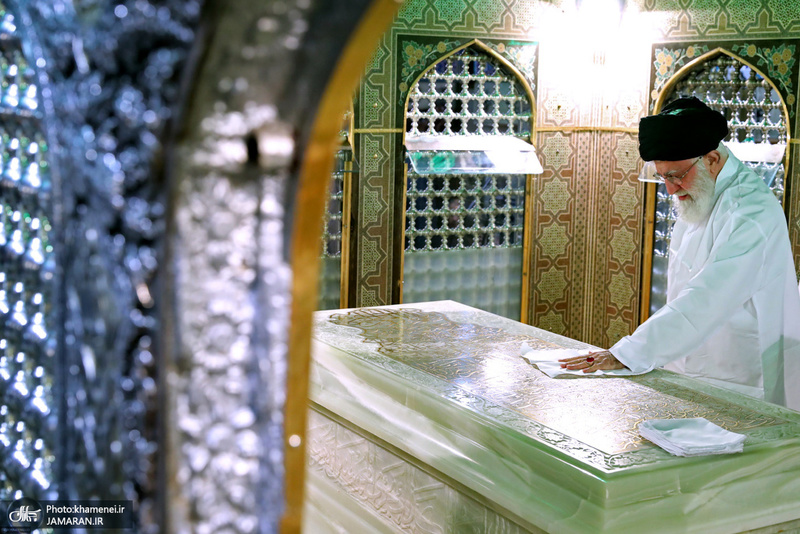 غبارروبی مضجع مطهر حضرت امام رضا(ع) با حضور رهبر انقلاب