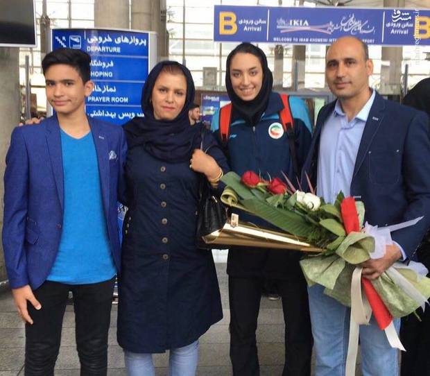 کیمیا علیزاده در کنار خانواده+ عکس