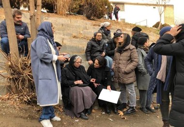 حضور برخی از سینماگران جلوی در زندان اوین برای رسیدگی به وضعیت ترانه علیدوستی + عکس