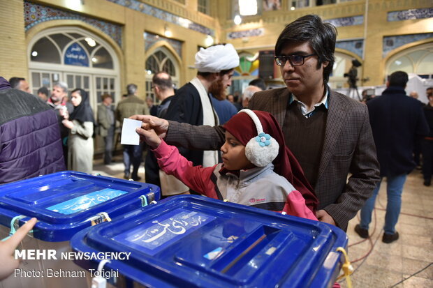 مردم خوزستان برای انتخاب ۱۸ نماینده پای صندوق رأی رفتند