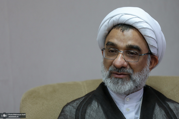 دبیر شورای‌عالی انقلاب فرهنگی: قانون منع فعالیت ایرانیان دو تابعیتی تحمیل انگلیس است/ الان برخی نخبگان علمی ما دو تابعیتی هستند ولی اجازه نداریم از آن‌ها در دانشگاه‌ها استفاده کنیم، آنهم به خاطر قانون غلطی که زمان پهلوی اول در مجلس، مصوب شده است