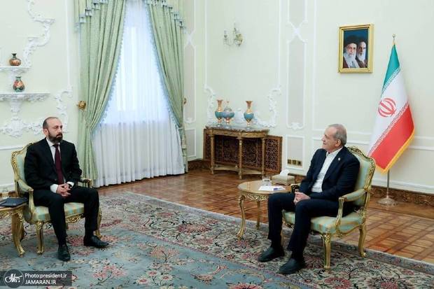 پزشکیان: آمریکا به دنبال گفت‌وگو نیست، هدفش ساقط کردن نظام جمهوری اسلامی ایران است/ هر بار بازرسان آژانس اتمی به ایران آمده‌اند، مراکز هسته‌ای و دانشمندان ما شناسایی و پس از آن این مراکز بمباران و دانشمندان ما ترور شده‌اند