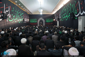 پیاده روی آیت الله العظمی وحید خراسانی به سمت حرم حضرت معصومه(س)