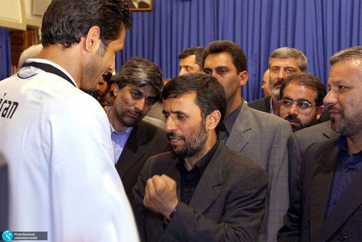 احمدی نژاد به علی دایی جایزه داد!+ عکس